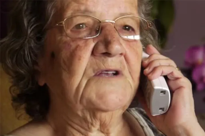 قطع کردن تماس تلفنی ِ خانم ۷۵ ساله مونترالی به دلیل انگلیسی حرف زدن